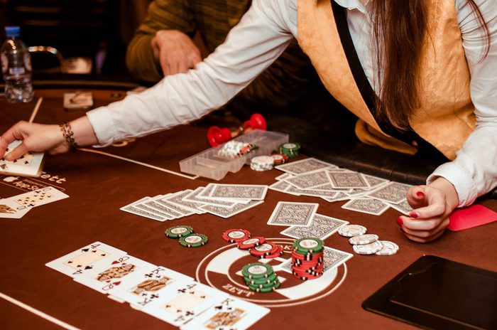 Https money x11 casino. Покерный стол в казино. Белое казино. Фишка для игры в казино. Фишки казино.